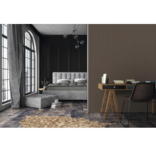 Chambre avec lit, bureau et mur en lambris