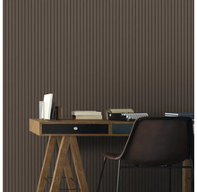 Scène de bureau avec bureau, chaise et panneaux muraux