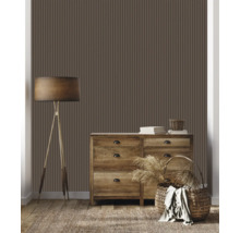 Salon avec lambris en bois brun, commode et lampadaire