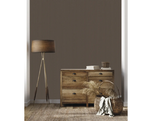 Salon avec lambris en bois brun, commode et lampadaire