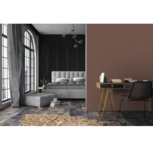 Chambre avec lit, bureau et revêtement mural pour une ambiance élégante