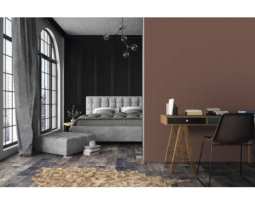 Chambre avec lit, bureau et revêtement mural pour une ambiance élégante