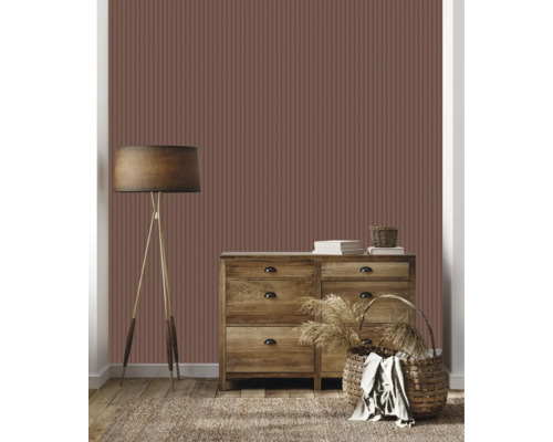 Salon avec papier peint marron à rayures verticales, commode, lampadaire et décoration