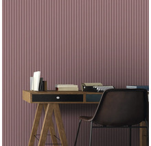 Bureau avec bureau, chaise et papier peint rainuré