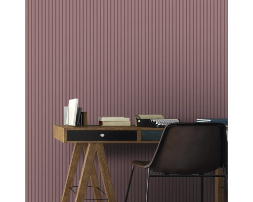 Bureau avec bureau, chaise et papier peint rainuré