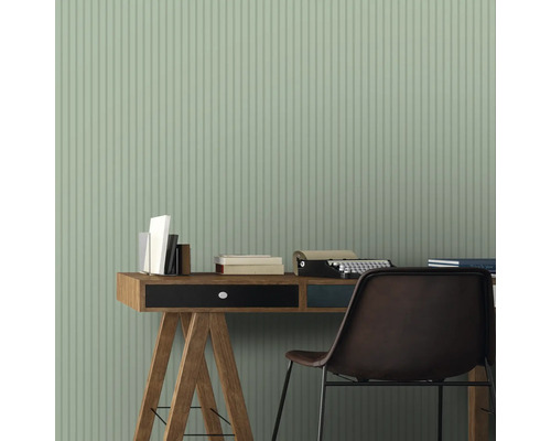 Scène avec bureau, chaise, livres et machine à écrire devant un mur à rayures