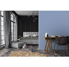 Chambre avec lit, bureau, chaise et décoration