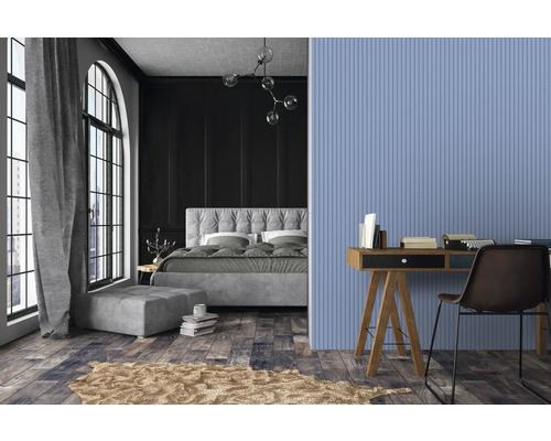 Chambre avec lit, bureau, chaise et décoration