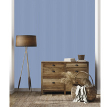 Espace de vie avec lampadaire, commode en bois et papier peint bleu clair à rayures