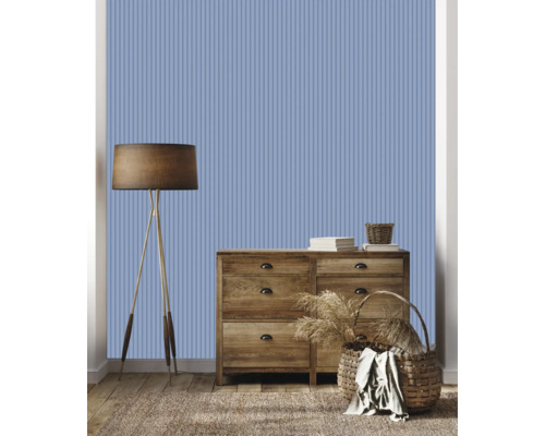 Espace de vie avec lampadaire, commode en bois et papier peint bleu clair à rayures