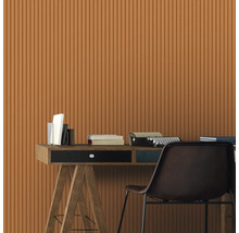 Scène de bureau avec bureau, chaise, livres et machine à écrire devant un mur avec des panneaux de bois