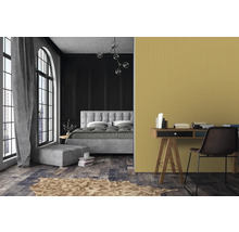 Chambre à coucher avec lit, bureau et objets de décoration