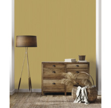 Exemple d'aménagement avec une commode, un lampadaire et un papier peint jaune à rayures verticales.