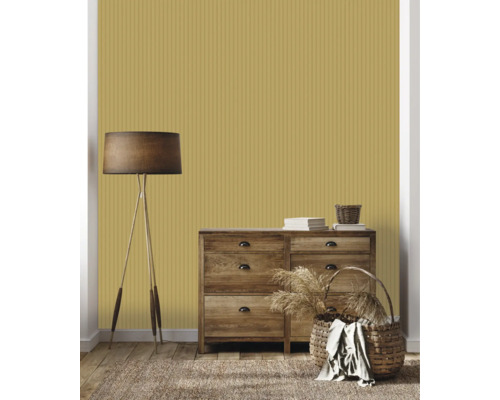 Exemple d'aménagement avec une commode, un lampadaire et un papier peint jaune à rayures verticales.
