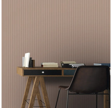 Bureau avec bureau, chaise et livres devant un mur avec des rayures verticales