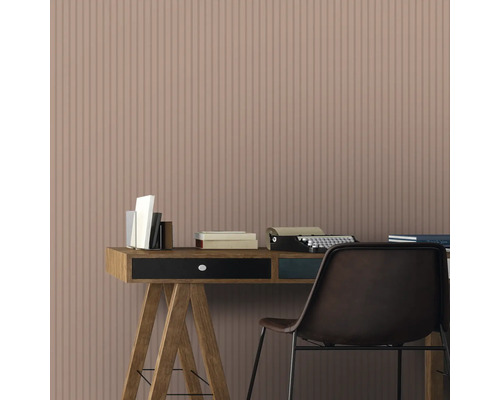 Bureau avec bureau, chaise et livres devant un mur avec des rayures verticales