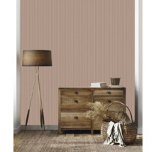 Aménagement intérieur avec commode, lampadaire et papier peint structuré
