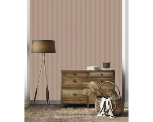 Aménagement intérieur avec commode, lampadaire et papier peint structuré