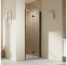 Badezimmer mit Duschkabine, Handtuchhalter und Dekoration