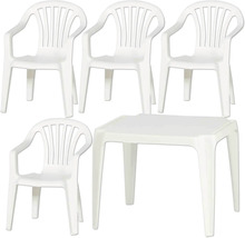 Weisses Gartenmöbel-Set aus Kunststoff mit vier Stapelstühlen und einem quadratischen Tisch.