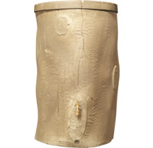 Beige Regentonne in Baumstamm-Optik aus Kunststoff mit Auslaufhahn und Deckel.