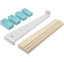 Kit de pose de stratifié comprenant un tire-lame en métal gris, une cale de frappe en bois clair et des cales de dilatation en plastique turquoise.