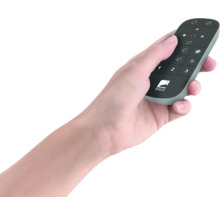 Une main tenant une télécommande EGLO