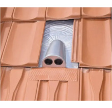 Dach mit Dachziegeln und Entlüftungsrohr