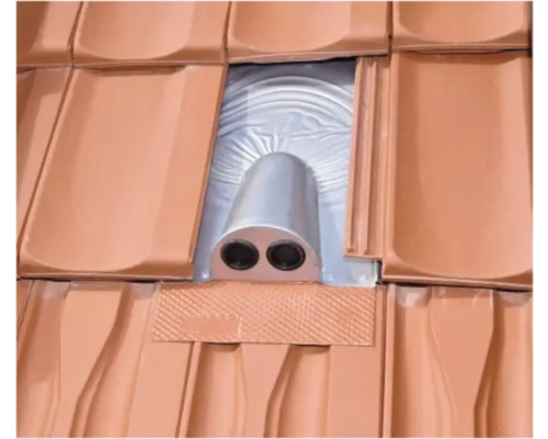 Dach mit Dachziegeln und Entlüftungsrohr