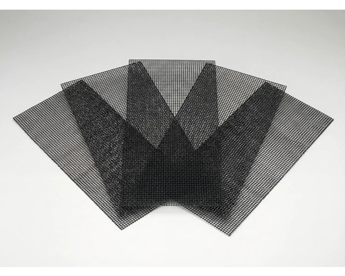 Plusieurs moustiquaires noires