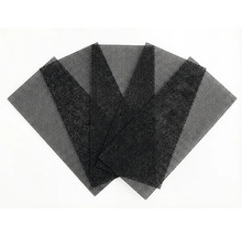 Plusieurs grilles en plastique noir