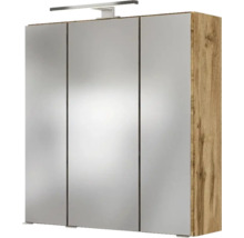 Armoire de toilette à trois portes pour la salle de bains, corps en aspect chêne et luminaire LED intégré sur le dessus.
