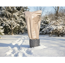 Pflanzentopf mit Winterschutz im verschneiten Garten.