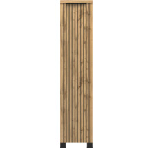 Armoire haute étroite aspect chêne avec lamelles verticales noires, poignée noire et pieds noirs.