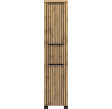 Armoire haute en aspect chêne avec des lamelles verticales noires et trois panneaux frontaux sur des pieds noirs.