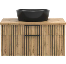 Badezimmermöbel-Set mit schwarzem Aufsatzwaschbecken und Unterschrank in Eichenoptik mit schwarzen vertikalen Lamellen.