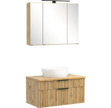 Badezimmer-Set mit dreitürigem Spiegelschrank, Beleuchtung, Waschtischunterschrank in Holzoptik mit Lamellen-Design und Waschschale.