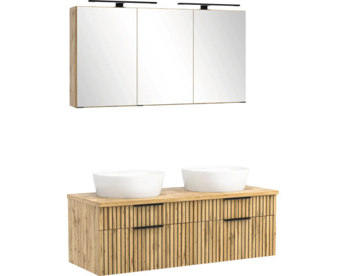 Badezimmer-Set mit Spiegelschrank, LED-Leuchten, Waschtischunterschrank in Holzoptik und zwei weißen Aufsatzwaschbecken.