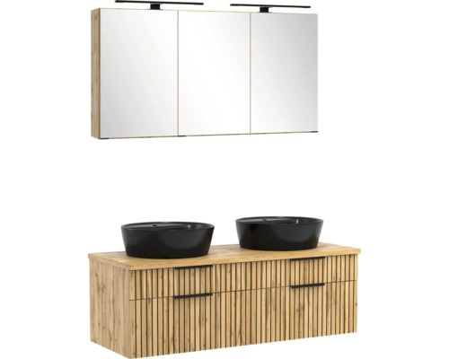 Badmöbel Set: Spiegelschrank mit LED Beleuchtung, Waschtischunterschrank in Holzoptik mit Lamellenfront und zwei schwarze Aufsatzwaschbecken.