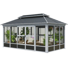 Pavillon mit Schiebetür und Pflanzen