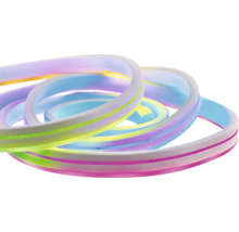 Ruban LED flexible aspect néon, éclairage multicolore et enroulé.