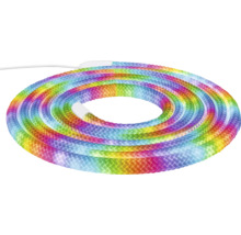 Tube lumineux à LED enroulé aux couleurs de l arc en ciel avec câble de raccordement blanc.