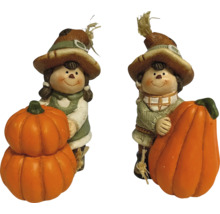 Deux figurines décoratives d'automne avec des citrouilles
