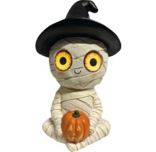 Momie d'Halloween avec chapeau de sorcière et décoration de citrouille