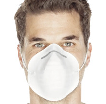 Mann mit weißer Feinstaubmaske, Nasenclip und elastischen Bändern.