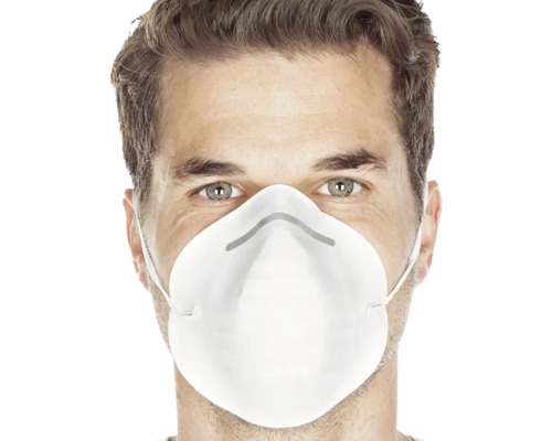 Mann mit weißer Feinstaubmaske, Nasenclip und elastischen Bändern.