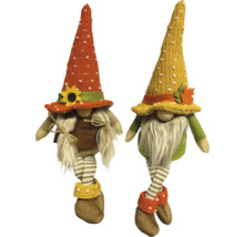 Deux lutins décoratifs en tissu avec des jambes rayées, une longue barbe et des chapeaux pointus