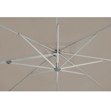 Vue de dessous d'un parasol avec une toile claire et un cadre blanc