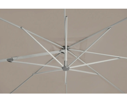 Vue de dessous d'un parasol avec une toile claire et un cadre blanc