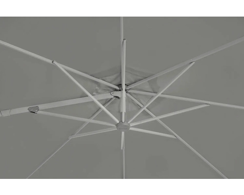 Vue de dessous d'un parasol avec baleines et revêtement en tissu